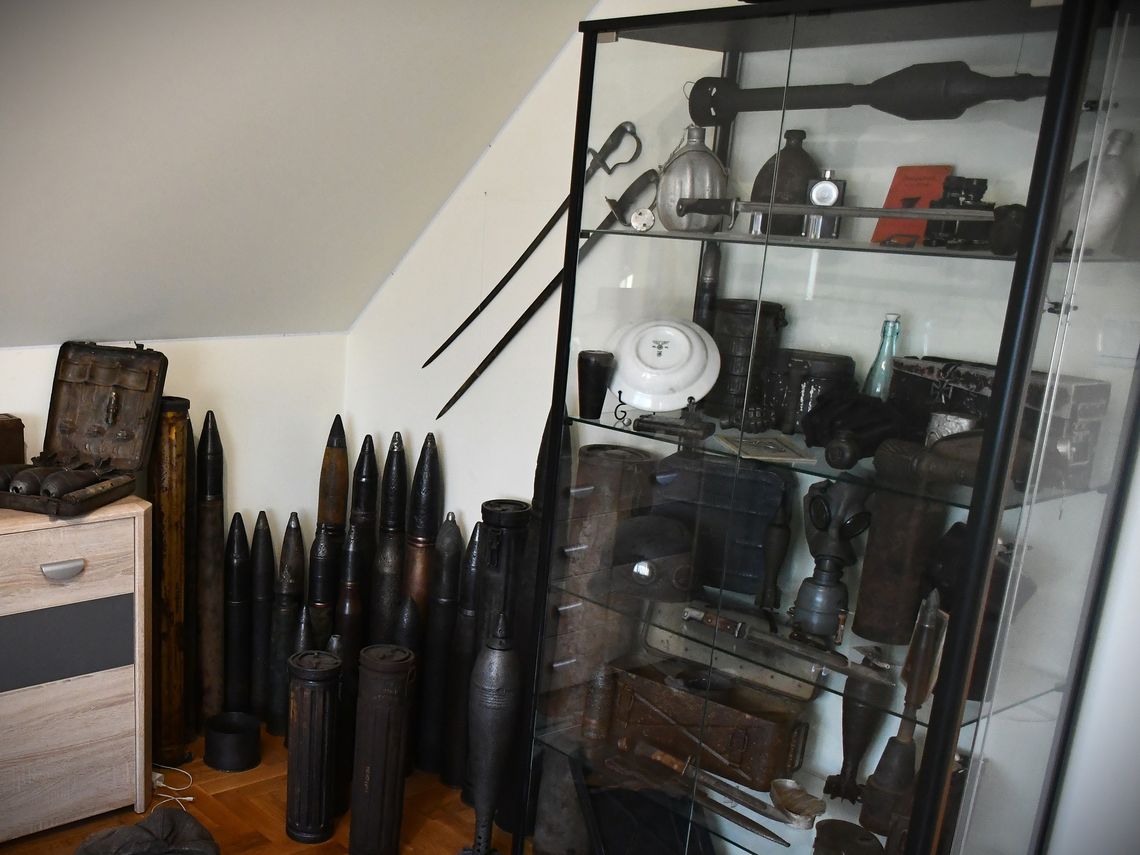 Ewakuacja domów i szkoły. 22-latek trzymał na posesji wojenny arsenał. ZDJĘCIA