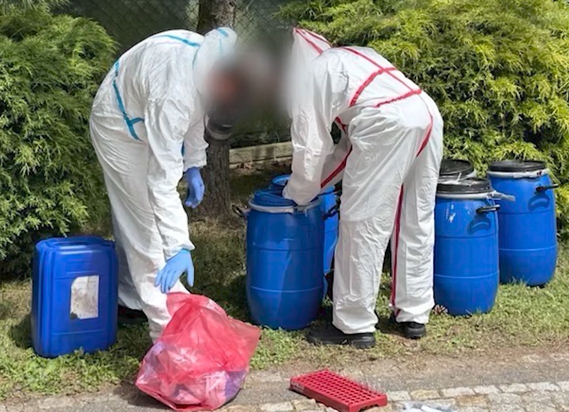 Fabryka narkotyków w domu jednorodzinnym. Przejęto 56 kg narkotyku i 7 tysięcy litrów chemikaliów Fabryka narkotyków w domu jednorodzinnym. Przejęto 56 kg narkotyku i 7 tysięcy litrów chemikaliów