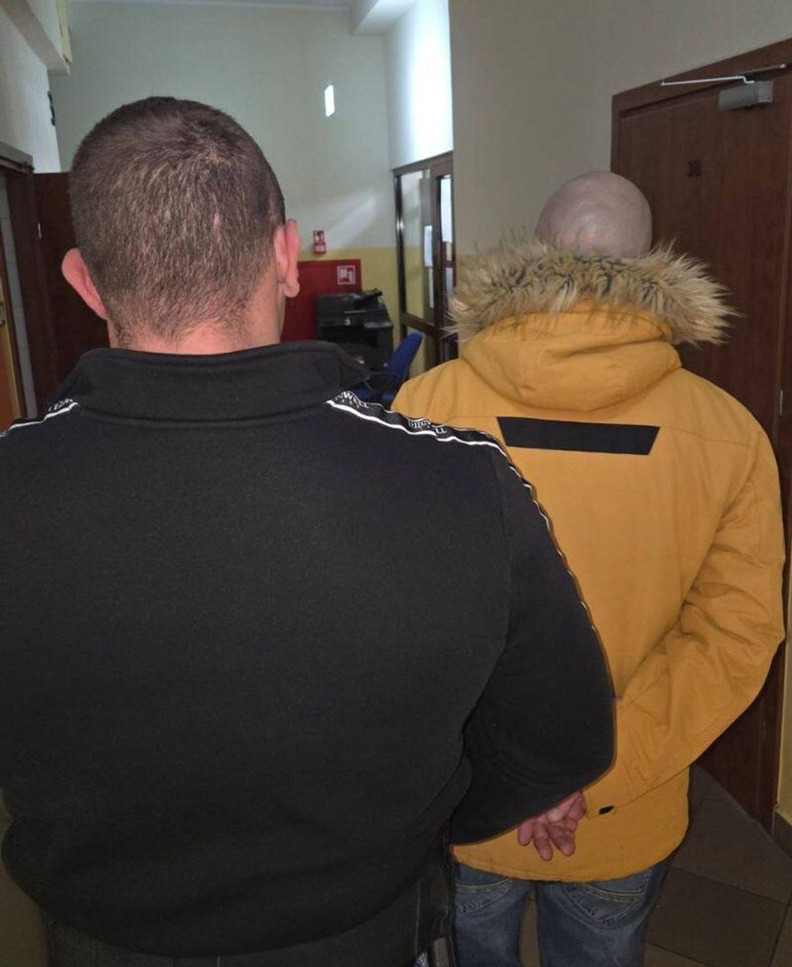 Facet poznany w internecie zaczął ją szantażować. Groził publikacją zdjęć, jeśli nie zapłaci