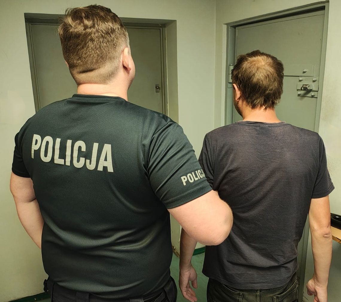 Facet stojący przed nim w banku próbował wypłacić pieniądze na dane jego ojca. Dzień wcześniej go okradł