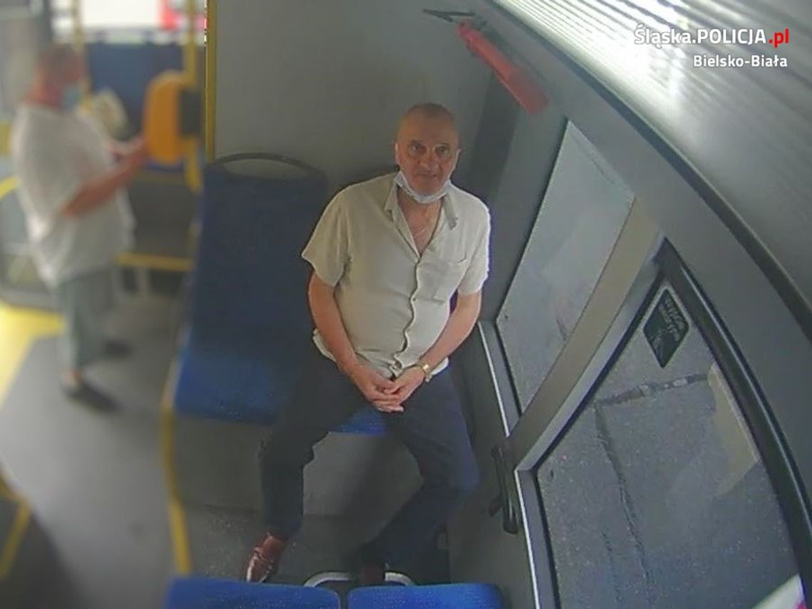 Facet widzi, że dziewczyna zostawiła telefon w autobusie. Od razu kładzie na nim łapę. WIDEO