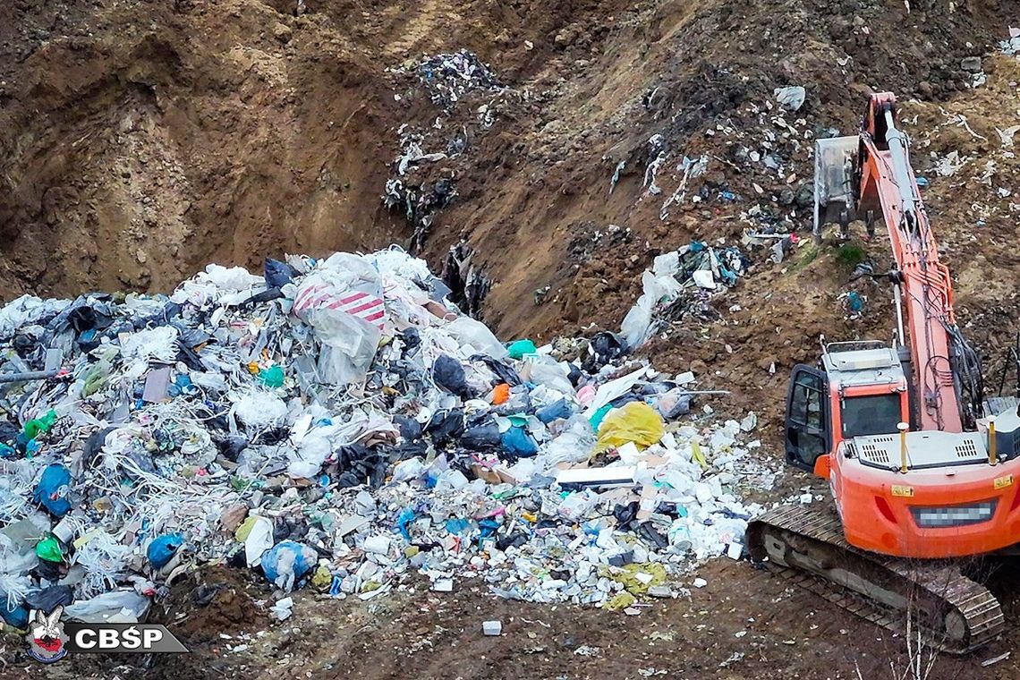 Fałszowali dokumenty i zakopywali śmieci w ziemi. Nocne transporty odpadów ujawnione przez CBŚP