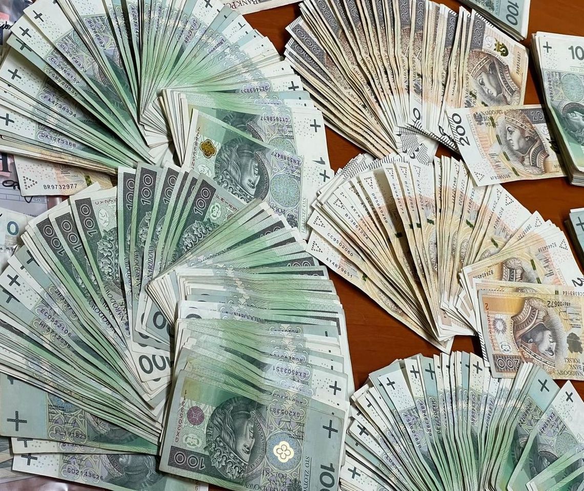 Fałszywa inwestycja pochłonęła fortunę. 66-latek stracił blisko pół miliona złotych