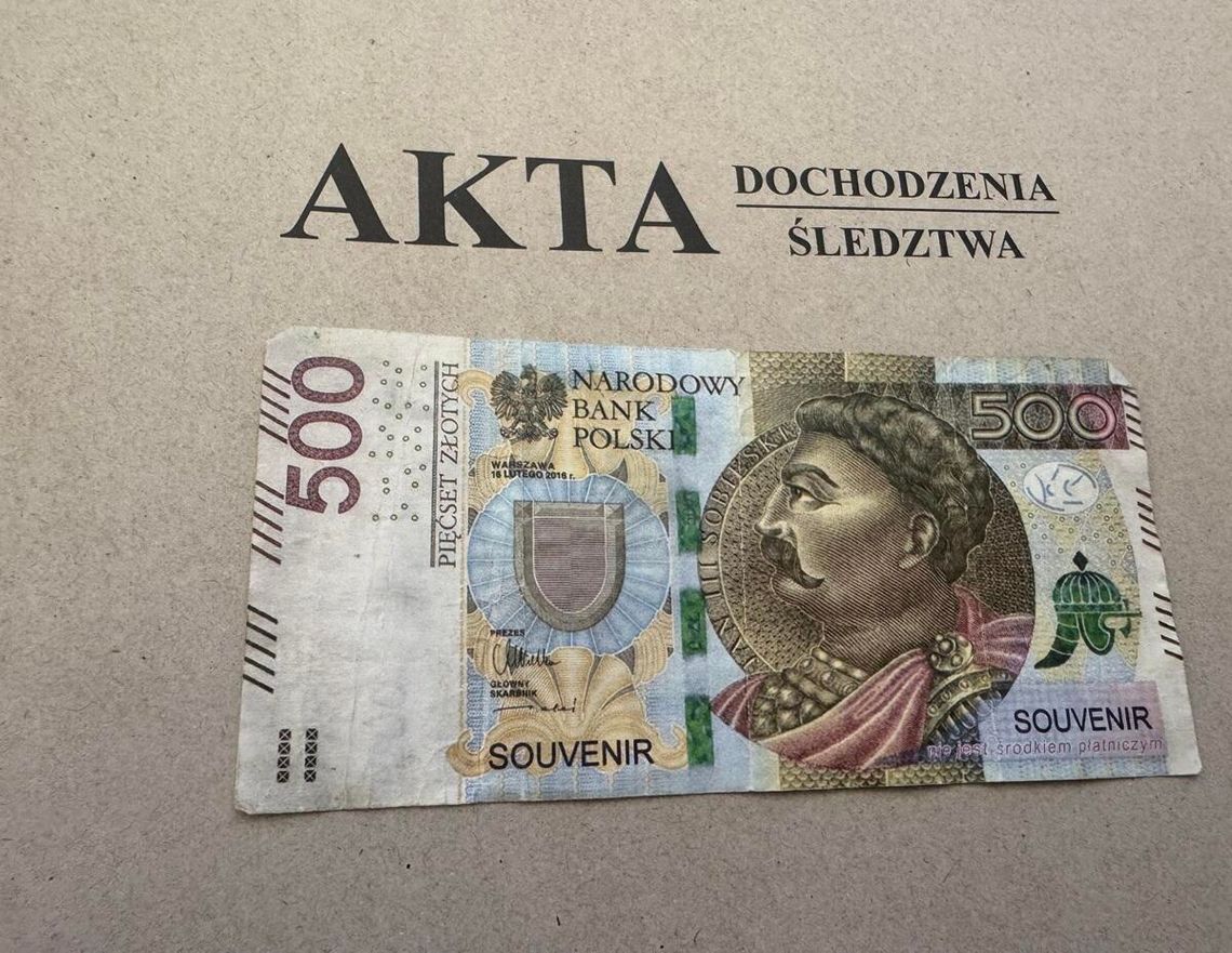 Fałszywe 500 złotych za drobne zakupy. Sprzedawczyni dała się nabrać, oszustce grozi 8 lat więzienia