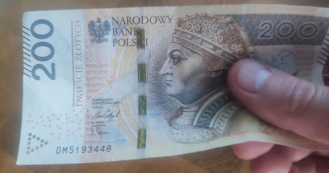 Fałszywy policjant grasował na ścieżce rowerowej. Wyłudził 200 złotych od starszego małżeństwa