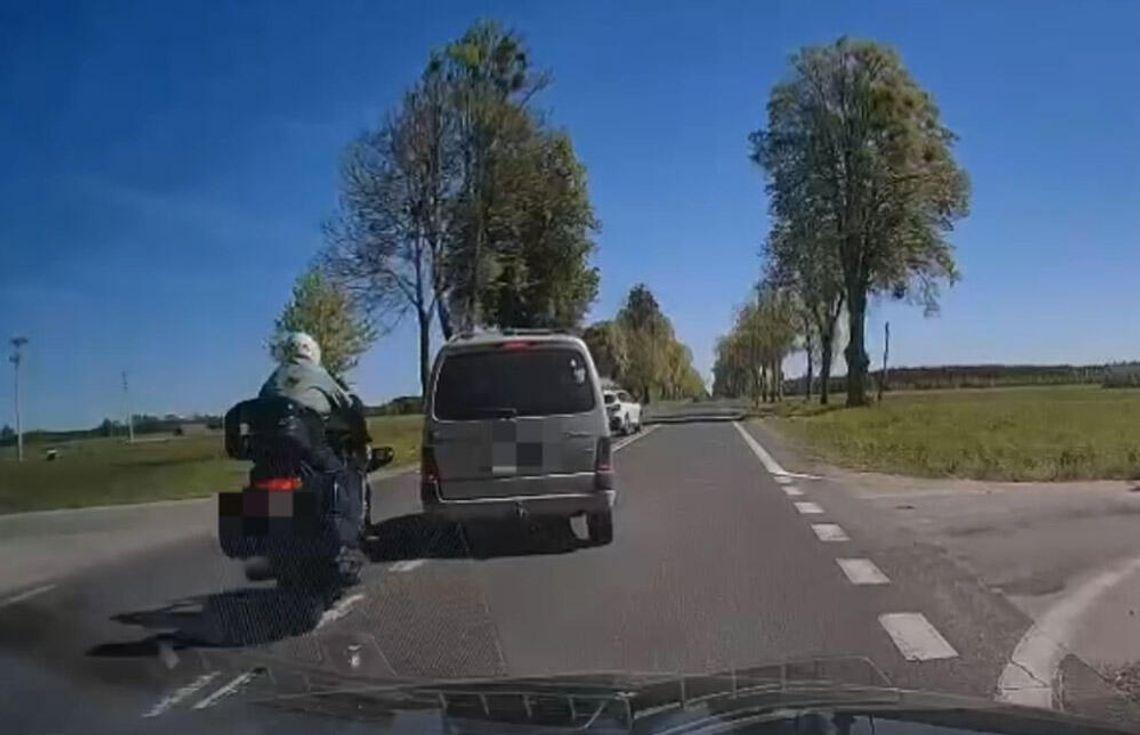 Fatalne skutki wyprzedzania na skrzyżowaniu. Motocyklista zderzył się z osobówką