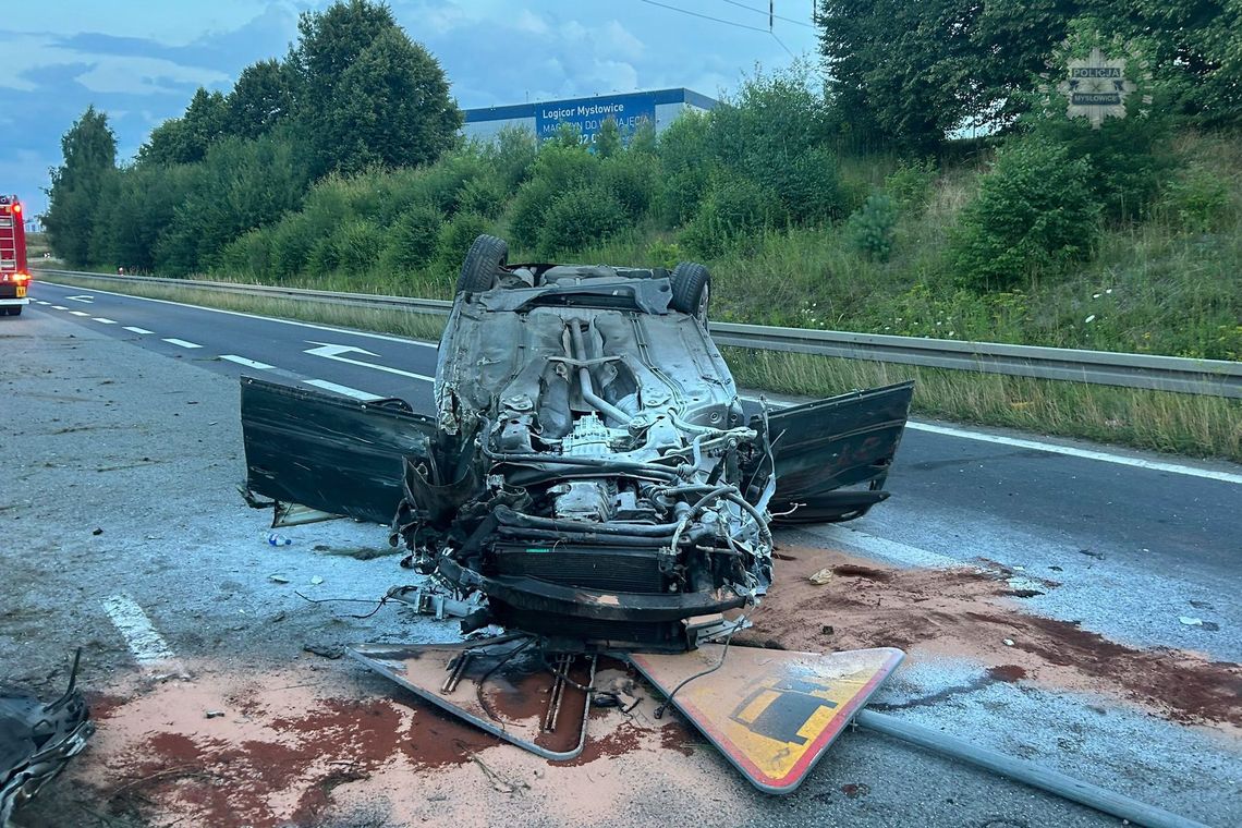 Fatalne skutki wystrzału opony w ciężarówce. Osobówka uderzyła w bariery i przeleciała na drugą stronę