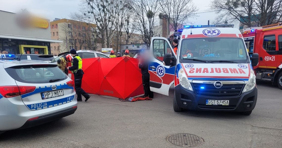 Fatalny wypadek przed sklepem. Kierująca hondą przejechała po staruszce, która upadła na parkingu