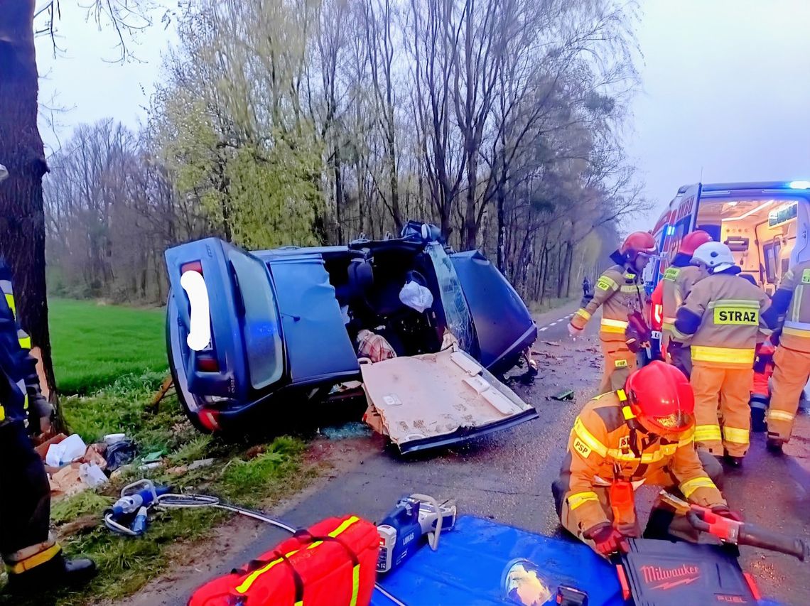 Fiat kompletnie zniszczony po wjechaniu w drzewo. Młody kierowca miał ponad 3,5 promila we krwi