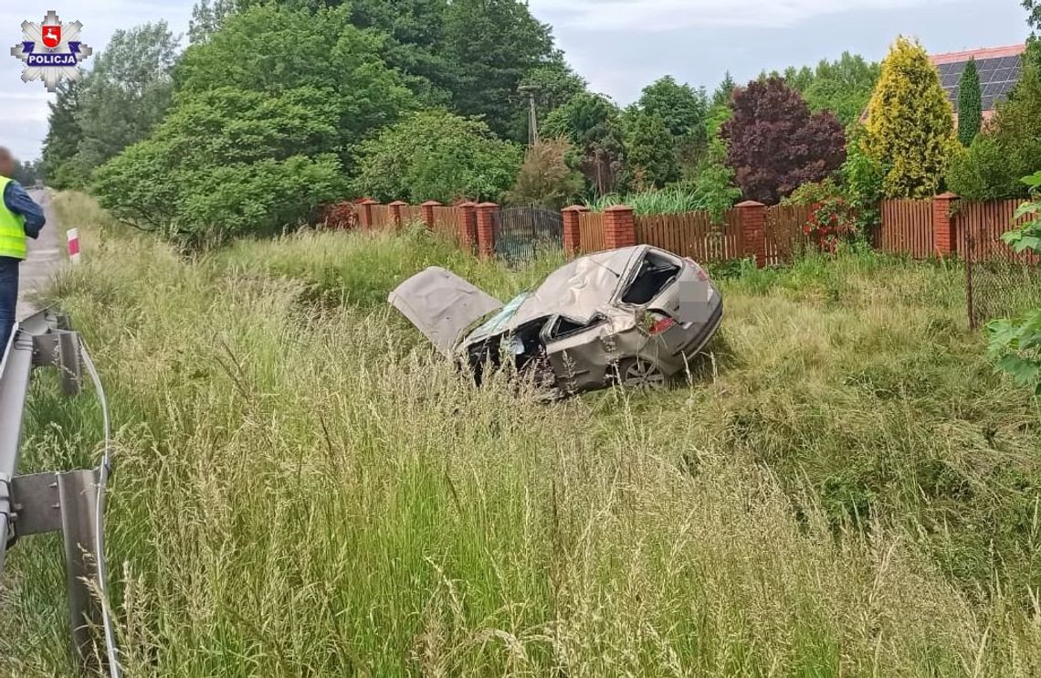 Fiat uderzył w betonowy przepust, a następnie dachował. Kierowcy nie udało się uratować