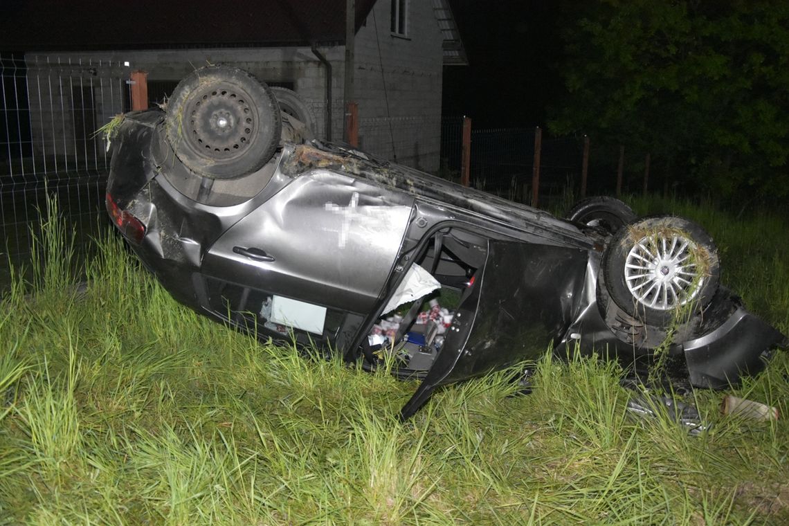 Fiat wjechał do rowu i kilkukrotnie dachował. 34-letni kierowca wydmuchał blisko 3,5 promila
