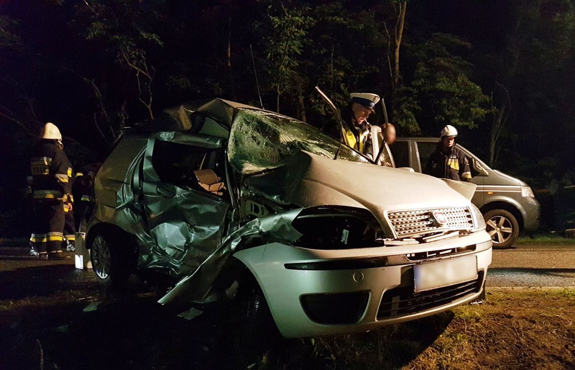 Fiat zderzył się czołowo z mercedesem. Zginęły dwie osoby, pięć kolejnych odniosło obrażenia