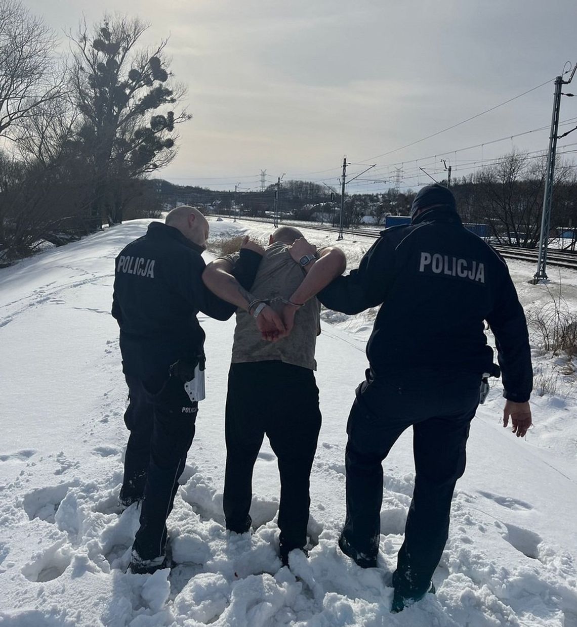 Finał filmowego pościgu. Porzucił auto i próbował się ukryć, ale mundurowi byli szybsi Finał filmowego pościgu. Porzucił auto i próbował się ukryć, ale mundurowi byli szybsi