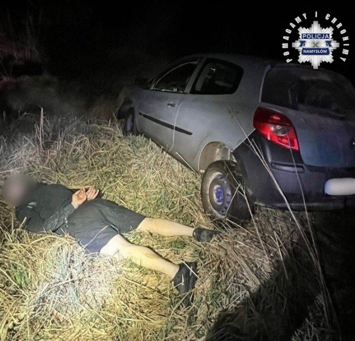 Finał pościgu w bagnie. Policjant wybił szybę, by dopaść pijanego uciekiniera