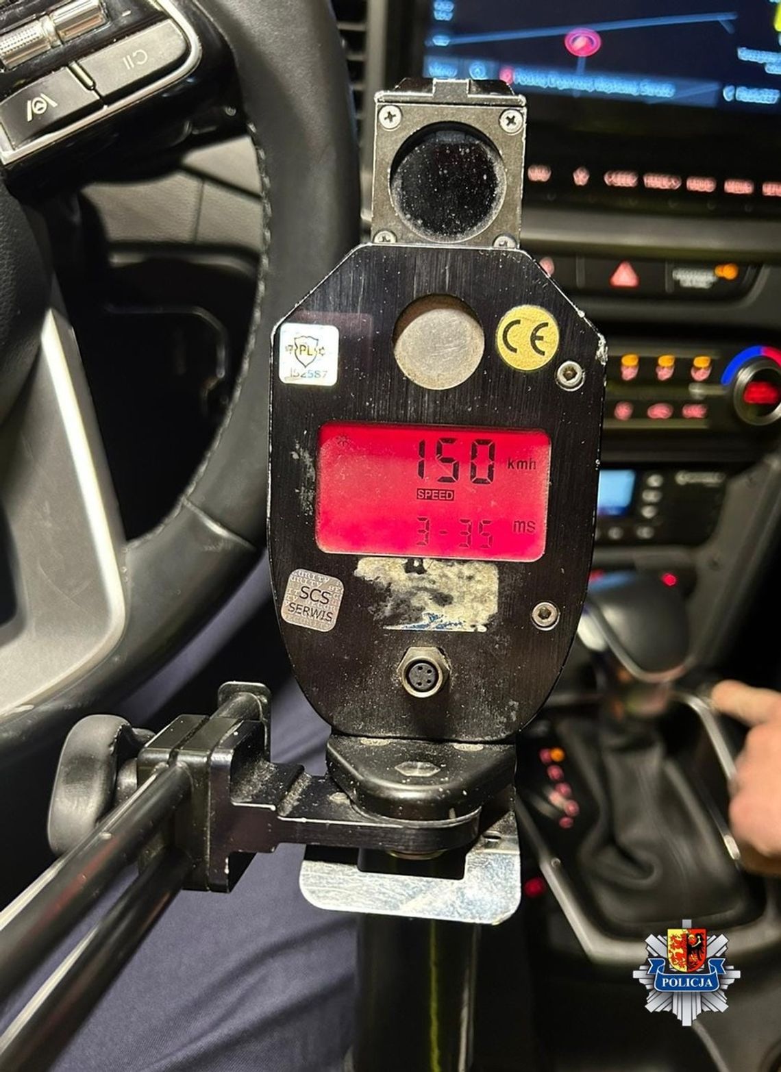 Ford jechał przez miasto z prędkością 150 km/h. Młody kierowca tłumaczył, że się zagapił