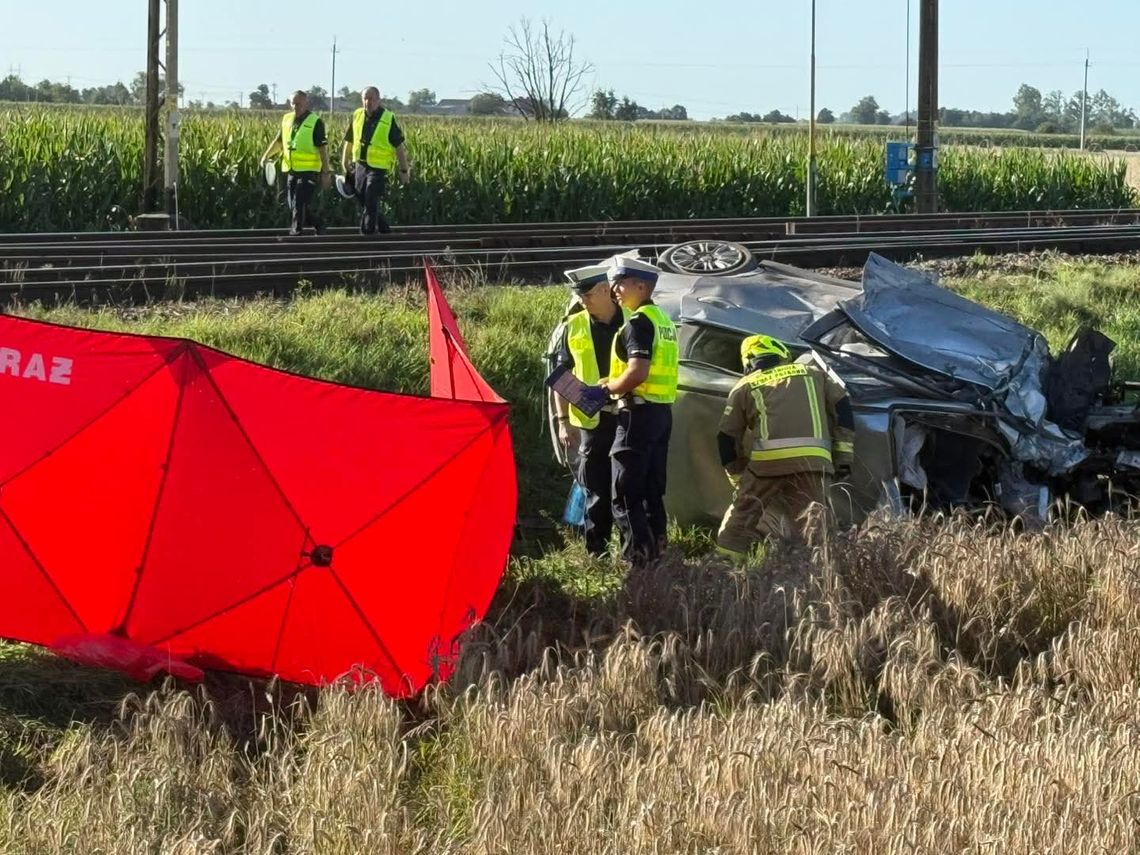 Ford roztrzaskany przez pociąg. 28-letni kierowca nie miał szans