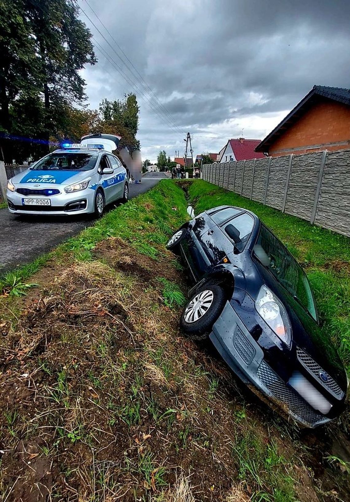 Ford w rowie, za kierownicą kompletnie pijana 55-latka. Kobieta wydmuchała trzy promile alkoholu