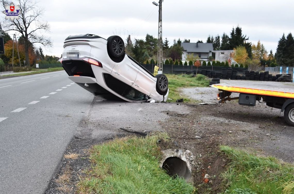 Ford wjechał w przepust i dachował na drodze. 46-letni kierowca jechał po alkoholu [FOTO]