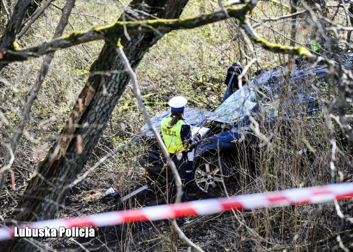 Ford wpadł do rzeki. Nie żyje trzech 20-latków i ich 28-letnia znajoma [FOTO]