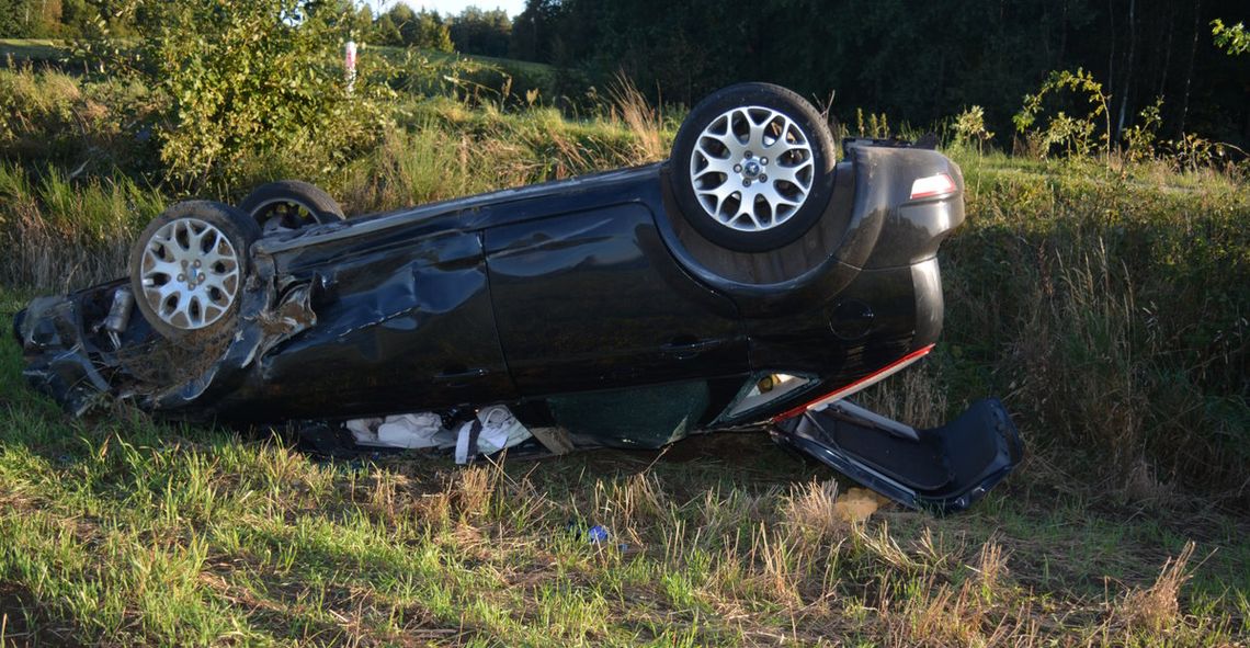 Ford wypadł z drogi i dachował w rowie. Kierowca przyznał, że dzień wcześniej wypił litr wódki