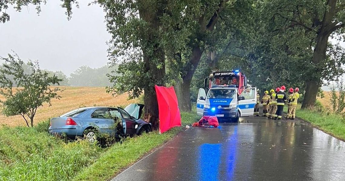 Ford wypadł z drogi i uderzył w drzewo. Kierowca zginął na miejscu, dwoje pasażerów zostało rannych