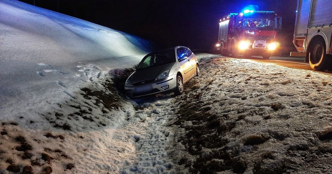 Ford wypadł z drogi, kierowca miał ponad 4 promile we krwi. Chciał przejechać 200 kilometrów