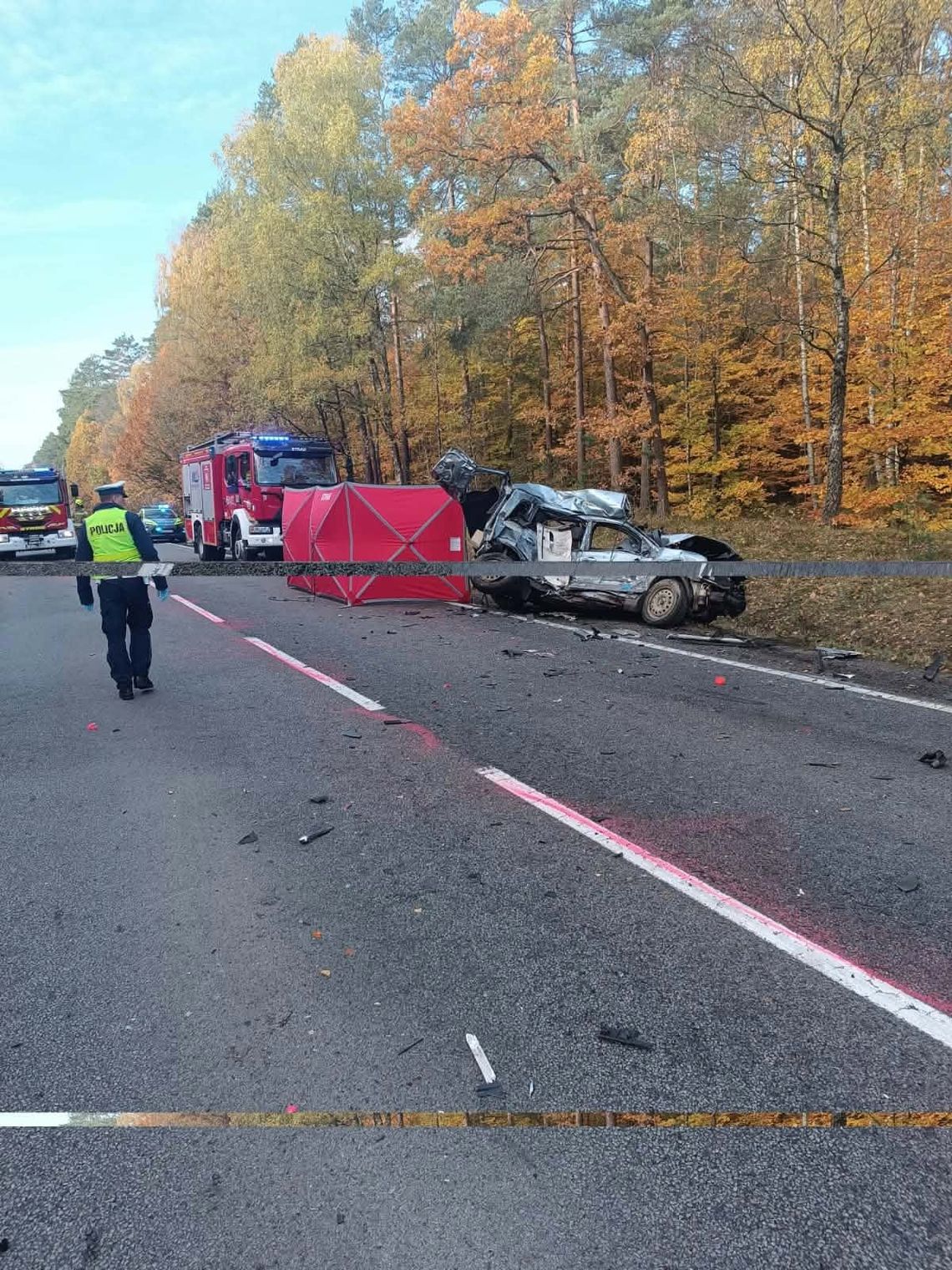 Ford zepchnięty pod ciężarówkę po uderzeniu w tył. Nie żyje 44-letni kierowca Ford zepchnięty pod ciężarówkę po uderzeniu w tył. Nie żyje 44-letni kierowca