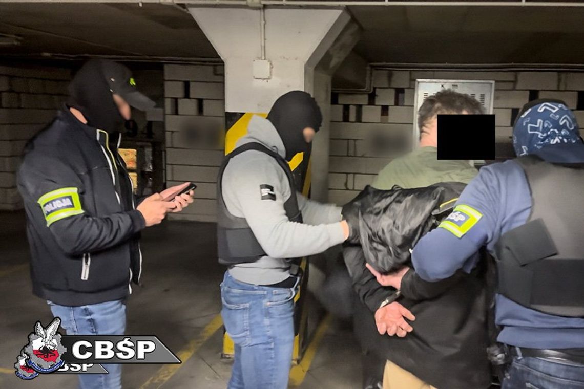 Funkcjonariusze CBŚP zatrzymali "Małpę" - szefa gangu zajmującego się sprzedażą narkotyków na dużą skalę Funkcjonariusze CBŚP zatrzymali "Małpę" - szefa gangu zajmującego się sprzedażą narkotyków na dużą skalę