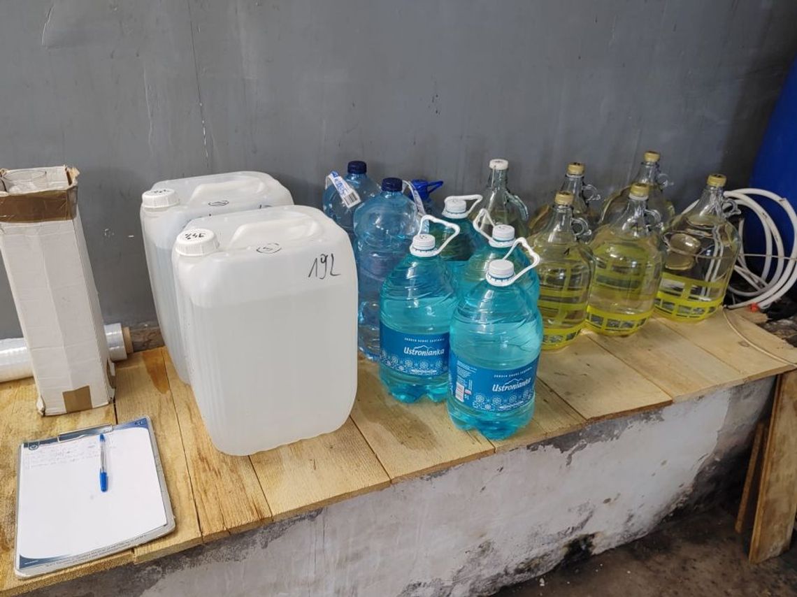 Funkcjonariusze KAS zlikwidowali bimbrownię. Przejęli gotowy alkohol i sprzęt do produkcji Funkcjonariusze KAS zlikwidowali bimbrownię. Przejęli gotowy alkohol i sprzęt do produkcji
