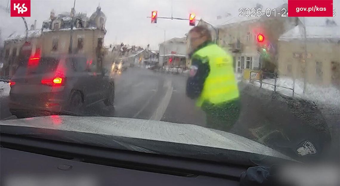 Funkcjonariusze skarbówki zareagowali na niebezpieczną jazdę pijanego kierowcy. Został zatrzymany i przekazany policji Funkcjonariusze skarbówki zareagowali na niebezpieczną jazdę pijanego kierowcy. Został zatrzymany i przekazany policji