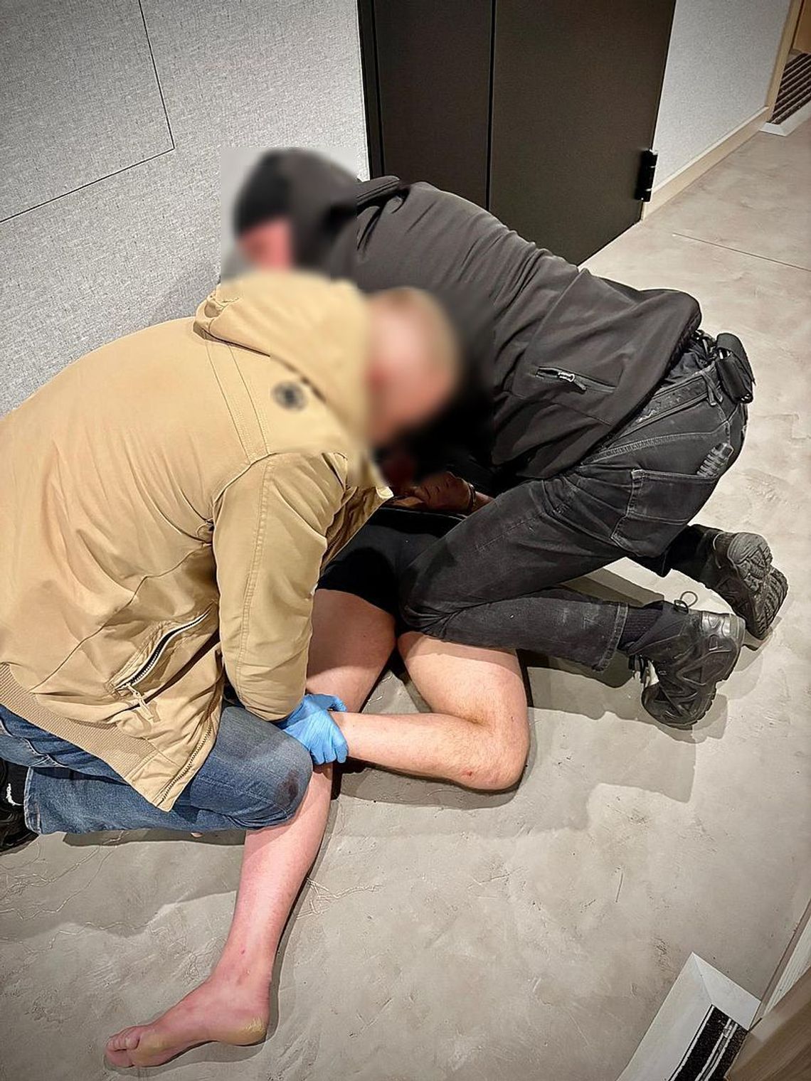 Furiat demolował hotel i atakował ludzi. Policjanci musieli użyć tasera, by obezwładnić 36-latka Furiat demolował hotel i atakował ludzi. Policjanci musieli użyć tasera, by obezwładnić 36-latka