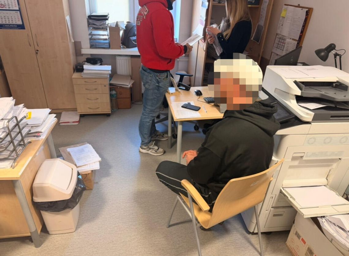 Furiat niszczył samochody, uderzając w nie... taboretem. Policjanci zatrzymali 32-latka