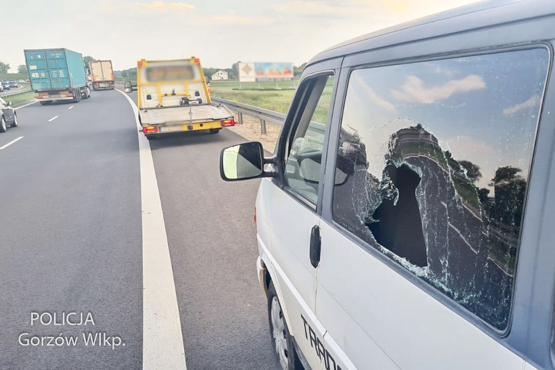 Furiat z peugeota ręką rozwalił szybę w volkswagenie, karma dopadła go chwilę później