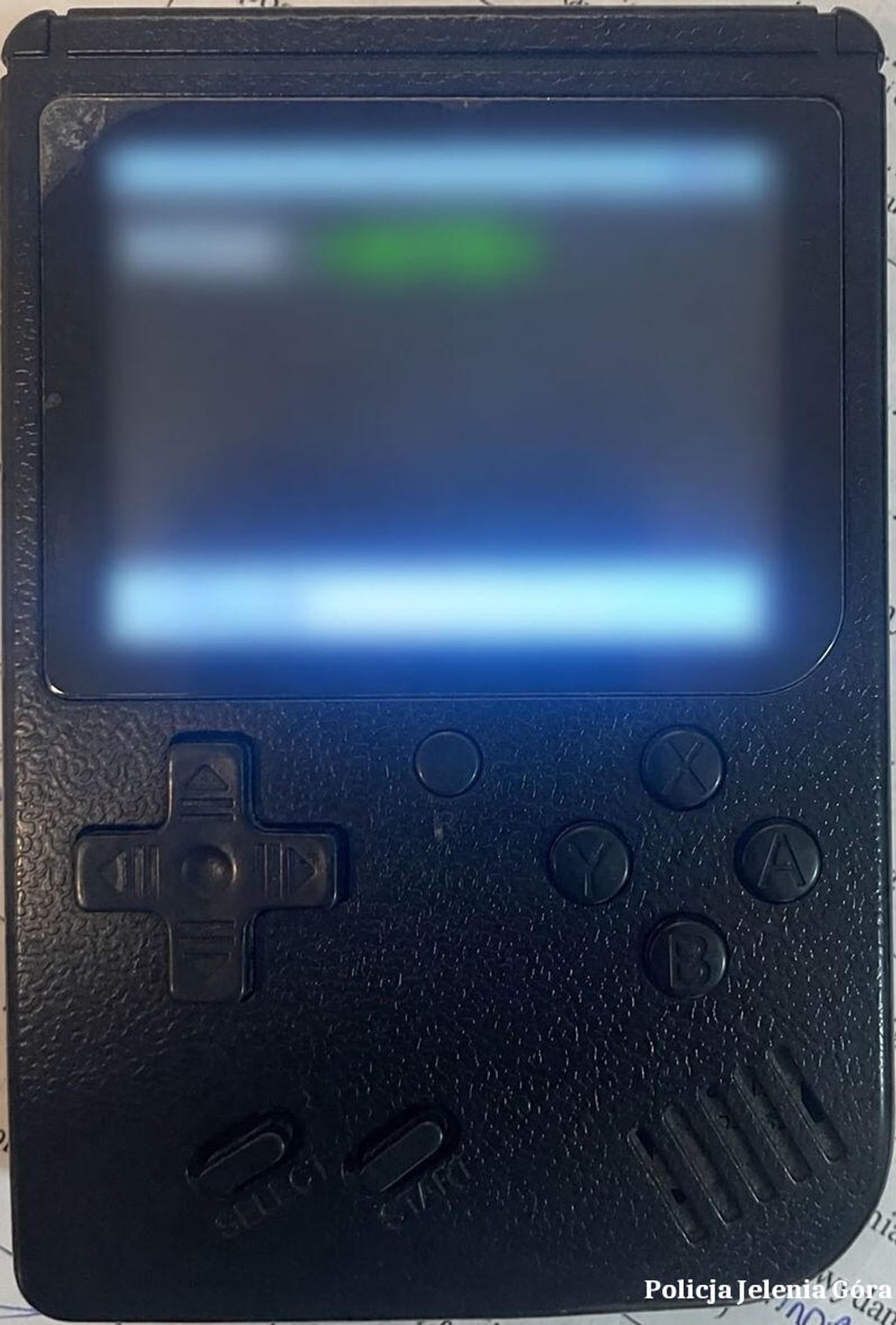 „Game Boy” za 50 tysięcy złotych pozwalał na otwieranie aut. Złodzieje samochodów zatrzymani