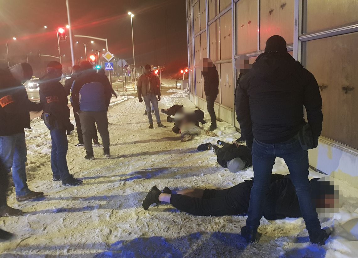 Gang kiboli dokonywał brutalnych napadów na lokale z automatami. Zatrzymano 16 osób [WIDEO]