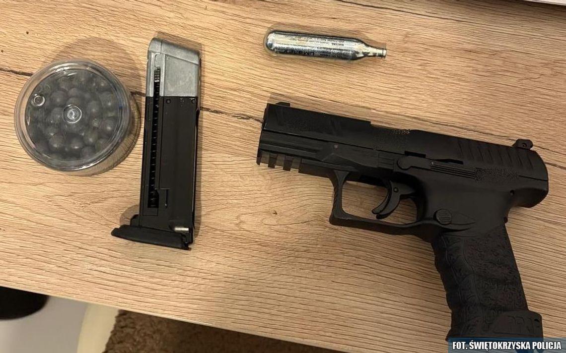 Gang nastolatków próbował okraść dilera. Napadli na niego z pistoletami pneumatycznymi