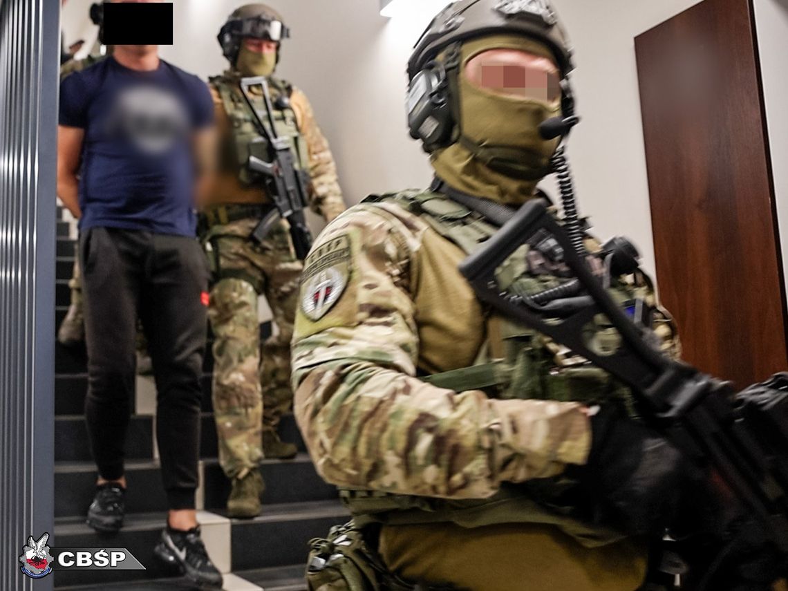 Gang pseudokibiców przemycił do Polski ponad 2,5 tony narkotyków. Zatrzymano 9 osób, w tym szefa Gang pseudokibiców przemycił do Polski ponad 2,5 tony narkotyków. Zatrzymano 9 osób, w tym szefa