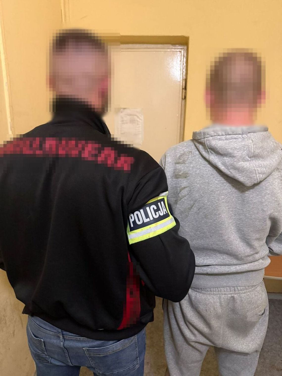 Gaz w twarz, pobicie i atak na policjanta. Trzech nastolatków z zarzutami Gaz w twarz, pobicie i atak na policjanta. Trzech nastolatków z zarzutami