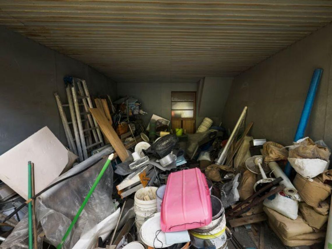 Gdy mieszkanie staje się wysypiskiem śmieci – prawne i sanitarne aspekty sprzątania po zbieraczu Gdy mieszkanie staje się wysypiskiem śmieci – prawne i sanitarne aspekty sprzątania po zbieraczu