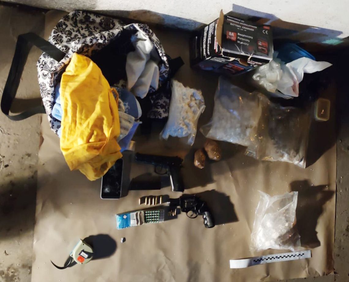Gdy zapukali policjanci wyrzucił torbę z bronią przez okno. W domu miał ponad 3 kg narkotyków