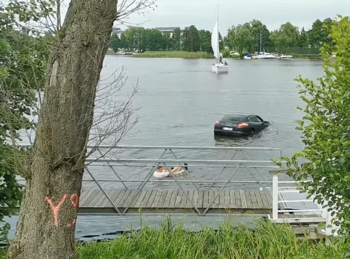 Głośna akcja na Mazurach. Pomylił biegi i wjechał porsche do jeziora [WIDEO]