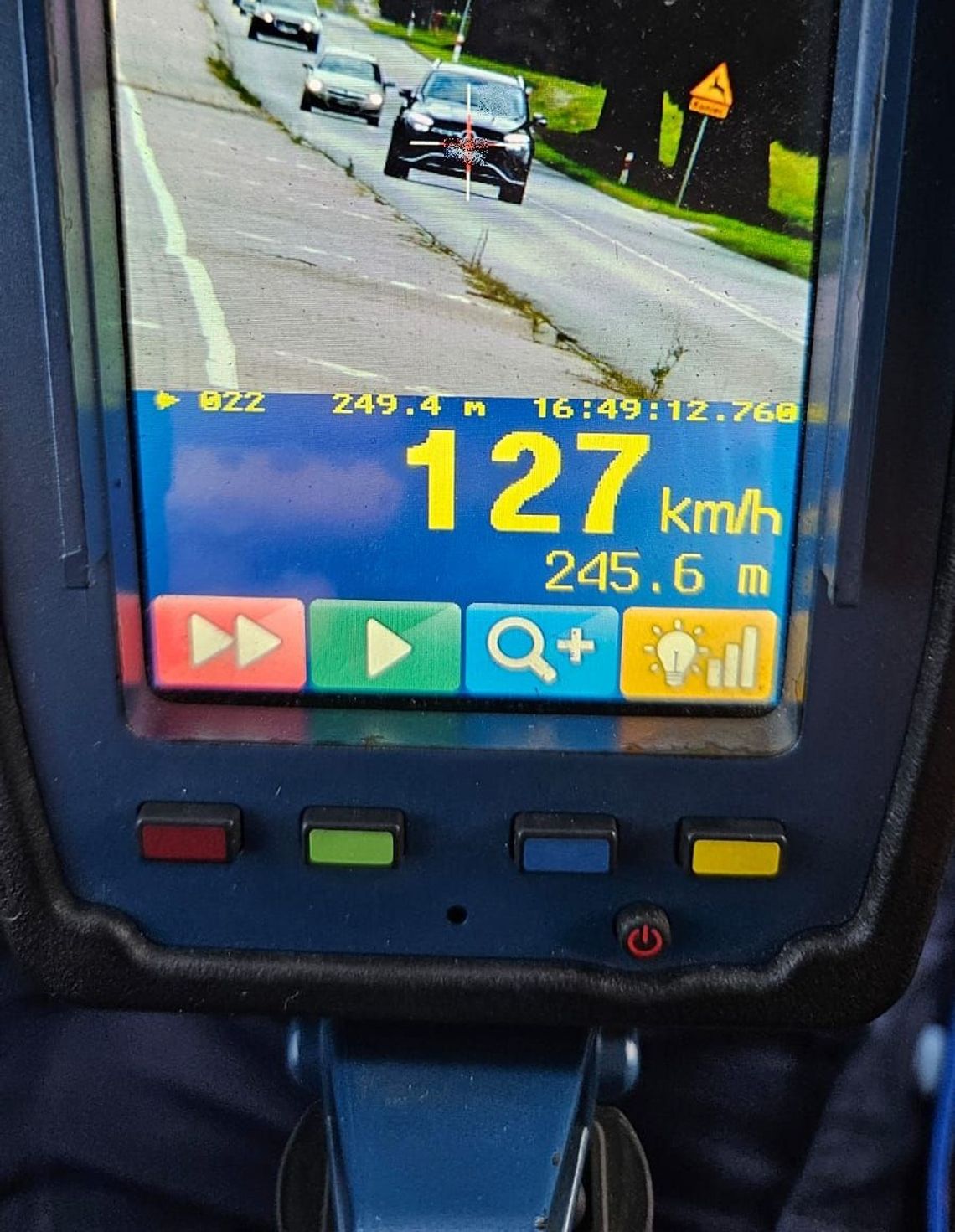 Gnał prawie 130 w zabudowanym, bo śpieszył się na wesele. Dostał mandat, punkty i stracił prawko Gnał prawie 130 w zabudowanym, bo śpieszył się na wesele. Dostał mandat, punkty i stracił prawko