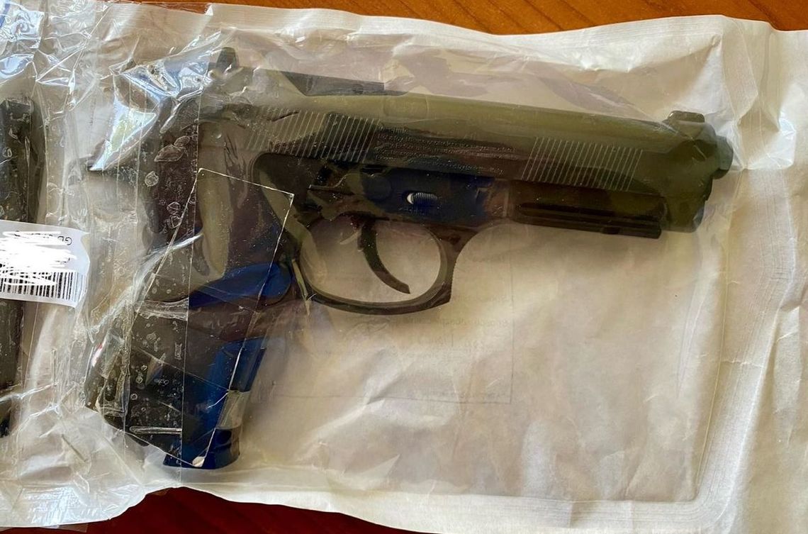 Gość poczuł się jak w gangsterskim filmie. Wyjął "klamkę" na ulicy i groził mężczyznom w samochodzie