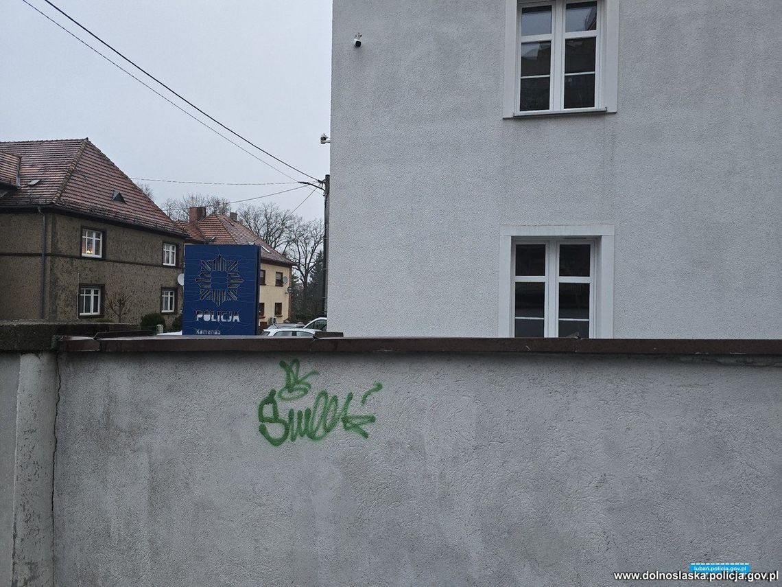 Grafficiarz pomalował mur przed jednostką policji. Od razu został złapany Grafficiarz pomalował mur przed jednostką policji. Od razu został złapany