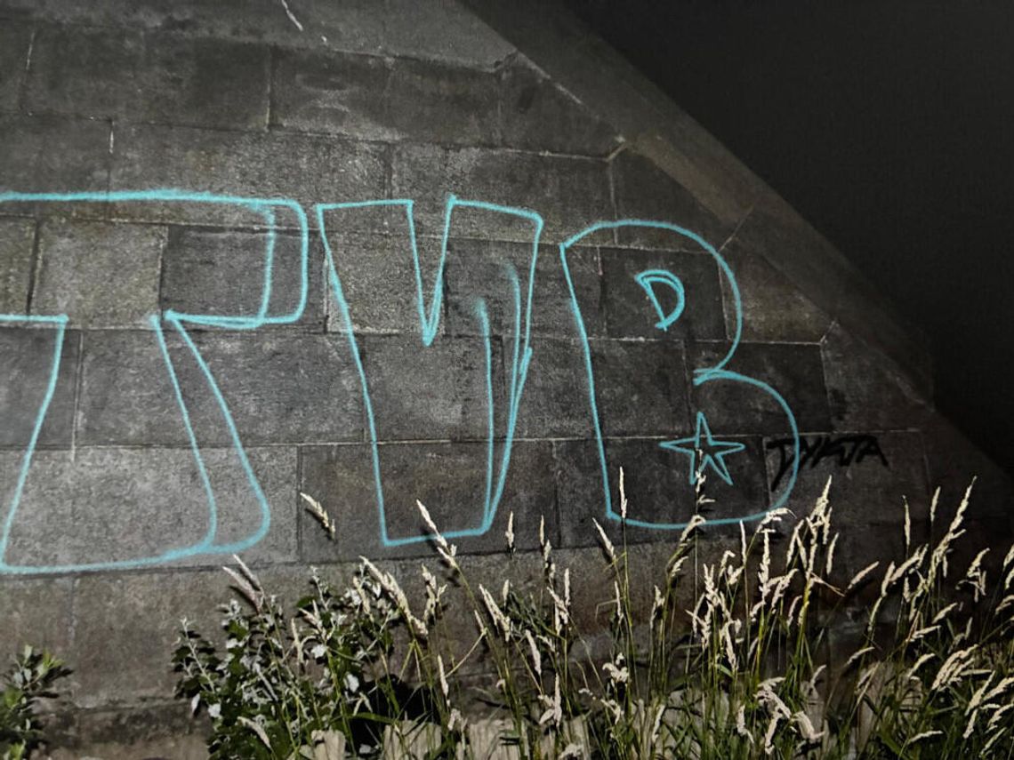 Grafficiarze z Włoch bazgrali po moście w Warszawie. Wypatrzył ich operator monitoringu