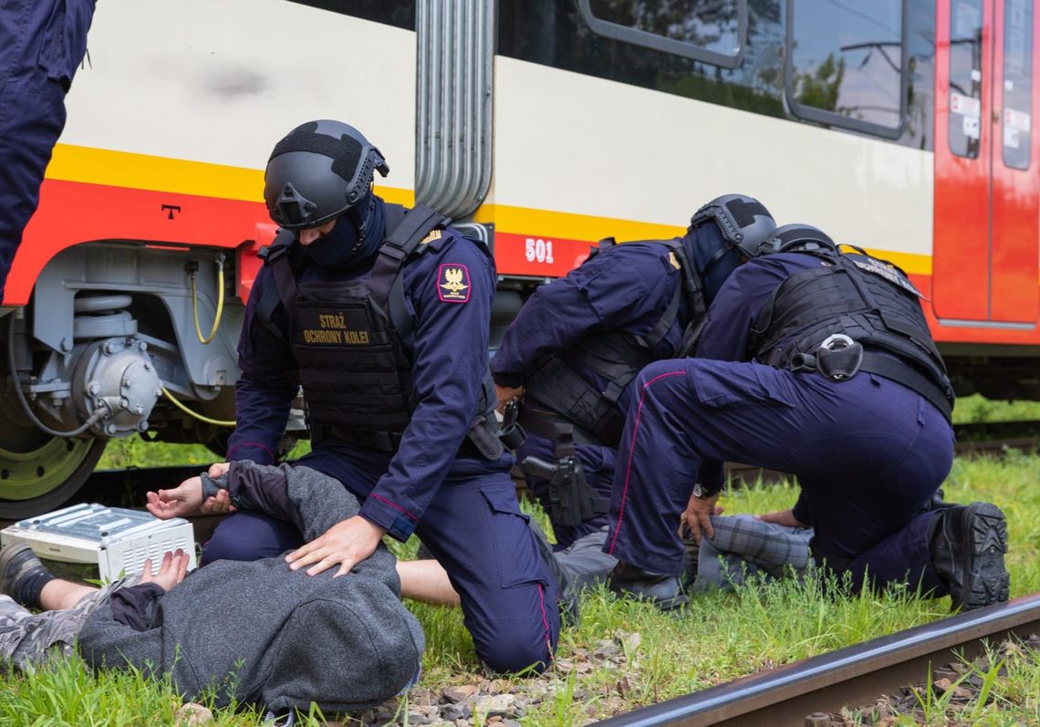 Grafficiarze zglebowani podczas malowania pociągu. Puszki z farbą i bmw zabezpieczone jako dowody