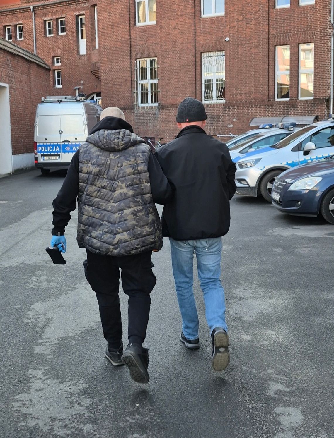 Grał w "trzy kubki" na deptaku i namawiał ludzi do obstawiania. Mężczyzna zatrzymany przez tajniaków