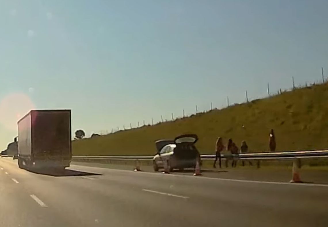 Grali sobie w siatkówkę na autostradzie. Rodzinka z zepsutego samochodu nie popisała się rozumem. WIDEO