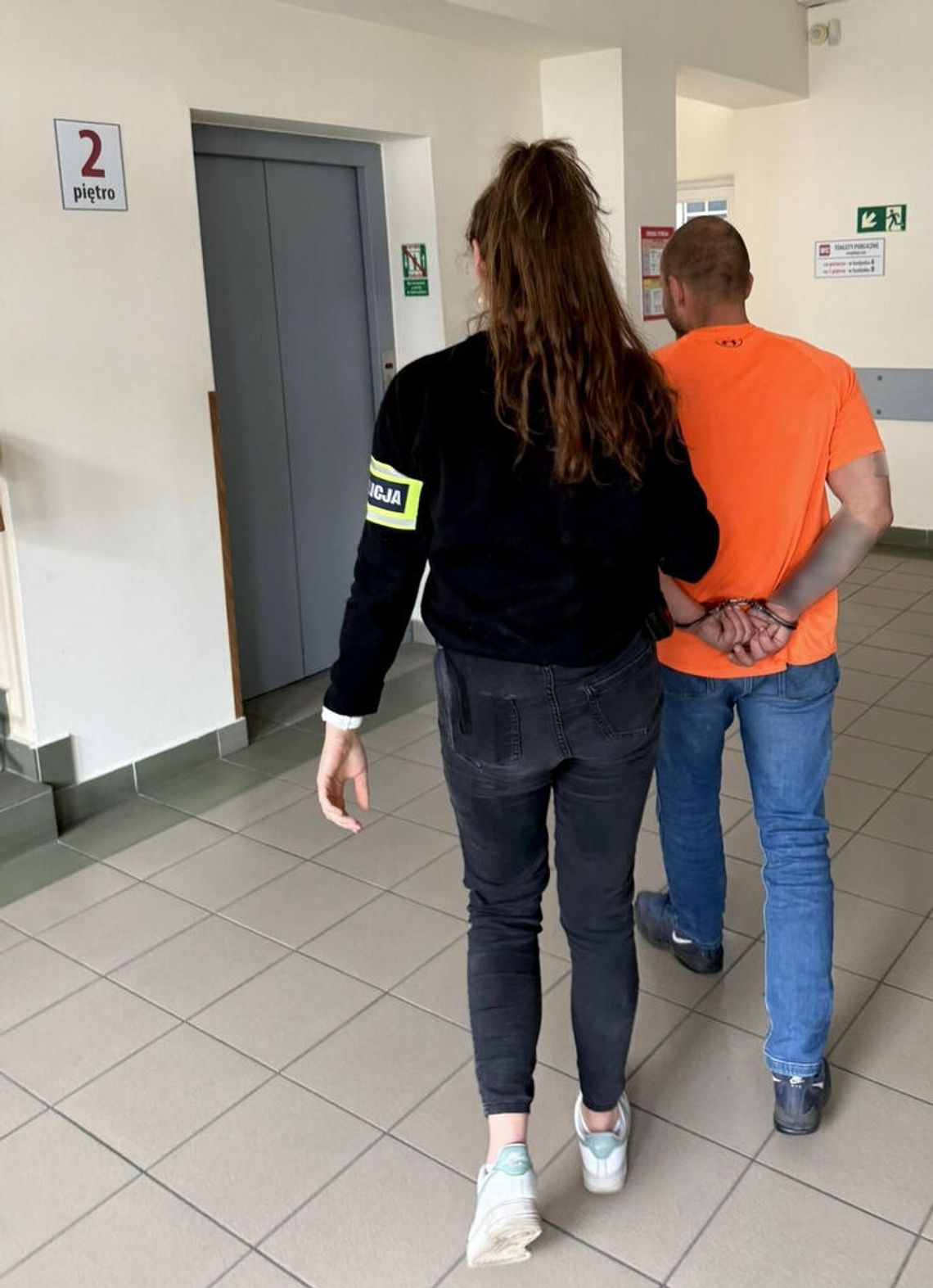 Grożąc nożem kazał dzieciom wejść do auta. W samochodzie zmusił 13-latków do zażycia narkotyków