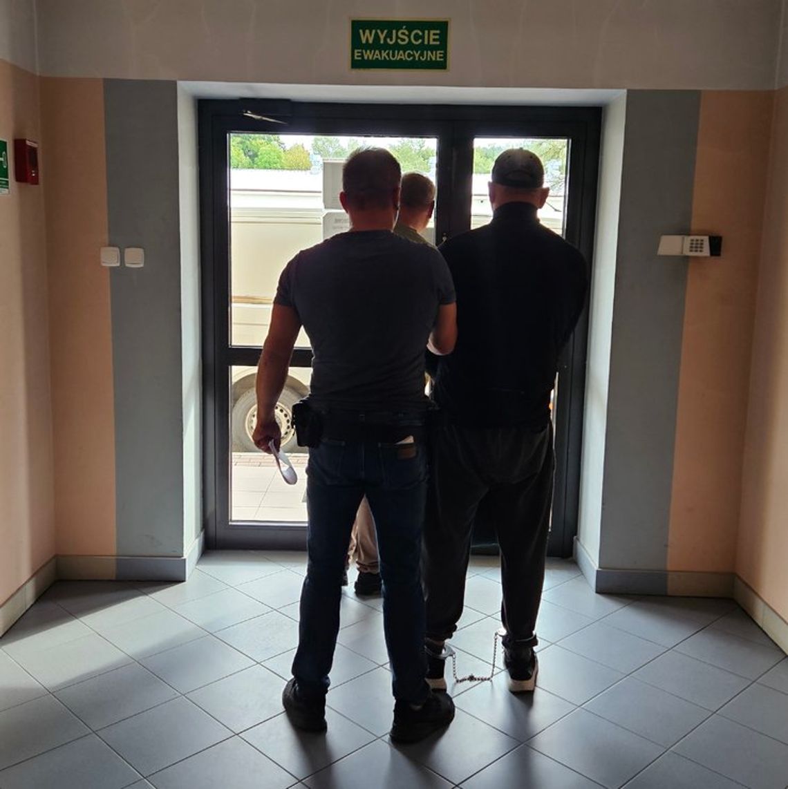 Groźby i darmowe zakupy. 48-latek terroryzował ekspedientkę przez kilka miesięcy Groźby i darmowe zakupy. 48-latek terroryzował ekspedientkę przez kilka miesięcy
